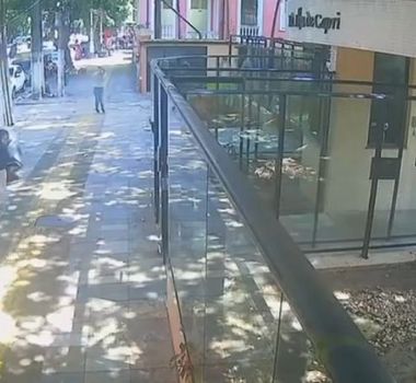 Imagem - Mulher escapa por pouco de ser atingida após carro perder controle e invadir prédio em Belém