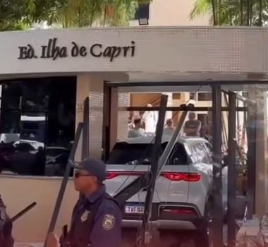 Imagem - Carro invade entrada de edifício após colisão entre veículos em São Brás, em Belém