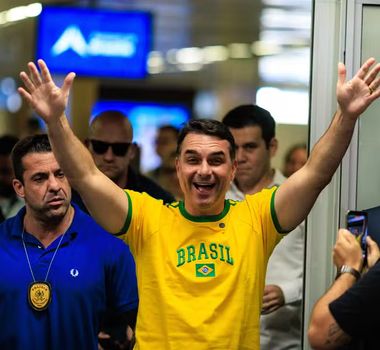 Imagem - Flávio Bolsonaro atribui tarifa dos EUA ao discurso de Lula sobre relações externas