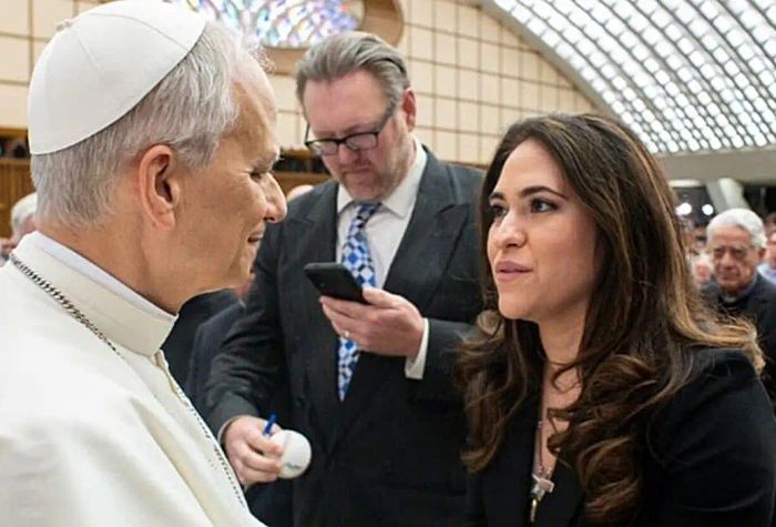 Papa nomeia primeira mulher para liderar comunicações do Vaticano