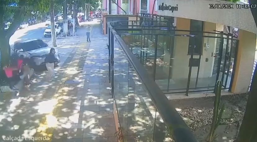 Imagem - Mulher escapa por pouco de ser atingida após carro perder controle e invadir prédio em Belém