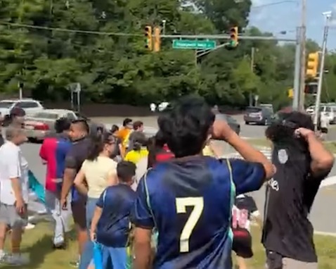 (Muitos torcedores levaram bandeiras, camisas e outros adereços na esperança de acompanhar a chegada dos atletas ou conseguir um contato com os jogadores.)