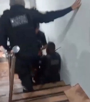 (Nas imagens, que circulam em diferentes plataformas, um homem é visto sendo contido de forma agressiva por guardas municipais dentro do próprio equipamento público destinado ao atendimento de pessoas em vulnerabilidade social.)