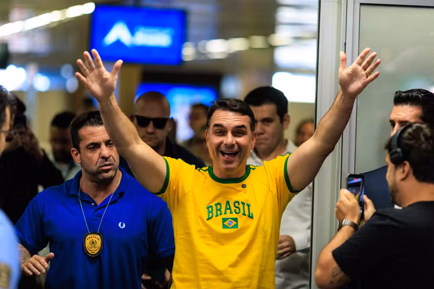 Imagem - Flávio Bolsonaro atribui tarifa dos EUA ao discurso de Lula sobre relações externas