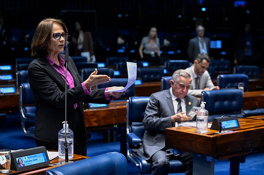 (Senadores atuando no Congresso Nacional, emm Brasília) 