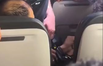 Passageiros imobilizam homem que tentou abrir porta de emergência de avião em pleno voo