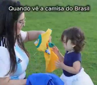 Imagem - Menina que nasceu no Brasil e é filha de argentinos esnoba bandeira dos pais