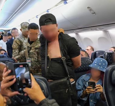 Imagem - Homem tenta abrir porta de avião durante voo e é contido