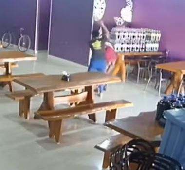 Imagem - Mulher é expulsa de loja a chineladas após tentativa de furto em Uberlândia