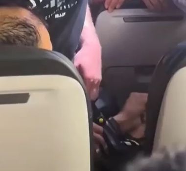 Imagem - Passageiros imobilizam homem que tentou abrir porta de emergência de avião em pleno voo