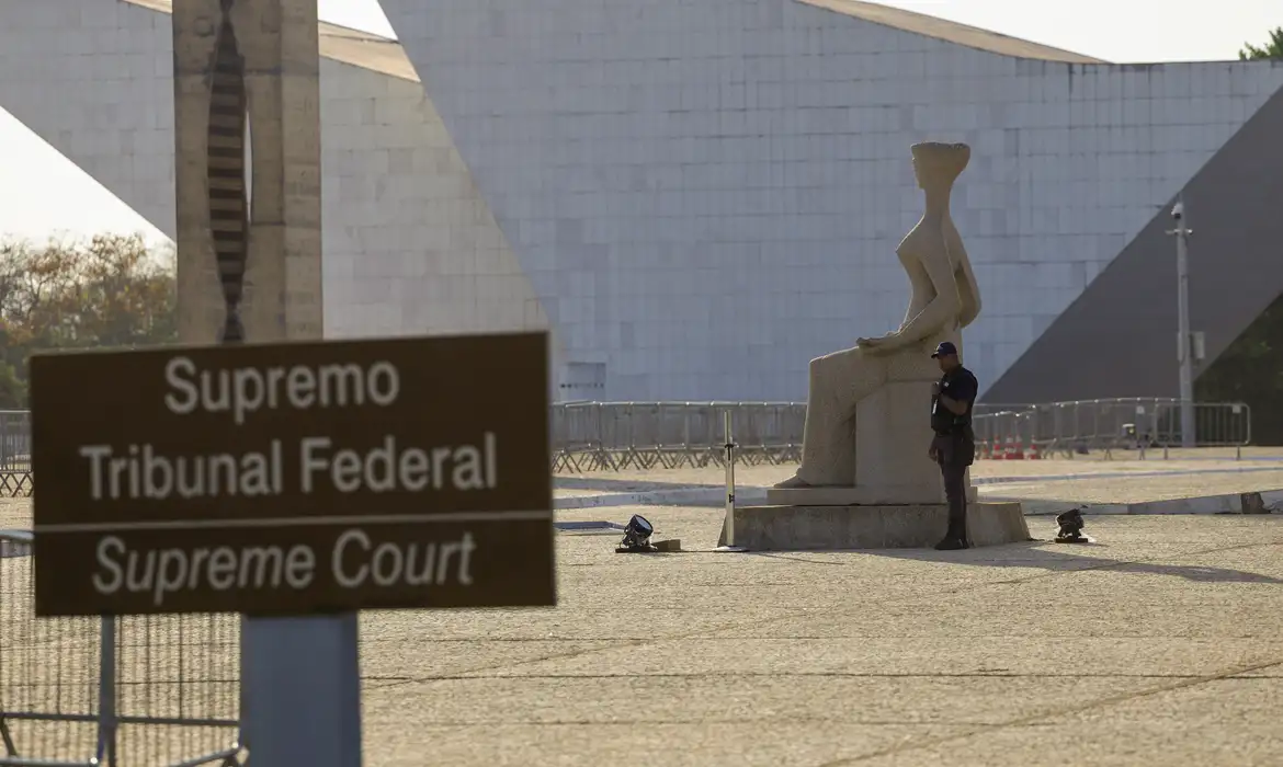 (Com a decisão do Supremo, os trabalhadores poderão se aposentar após cumprirem o tempo mínimo de contribuição.)