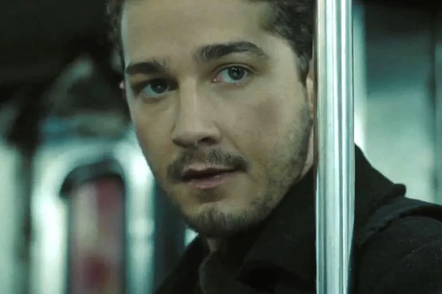 (LaBeouf foi acusado de socar pessoas do lado de fora de um bar em Nova Orleans, nos Estados Unidos, em fevereiro deste ano.)