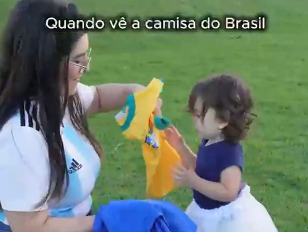 Menina que nasceu no Brasil e é filha de argentinos esnoba bandeira dos pais
