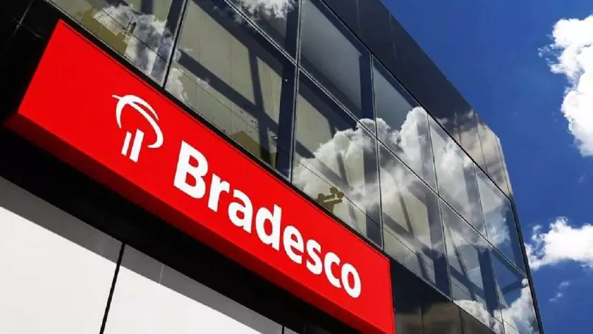 Mesmo com lucro bilionário, banco reduziu quadro de funcionários, encerrou unidades e concentrou contratações em áreas estratégicas.