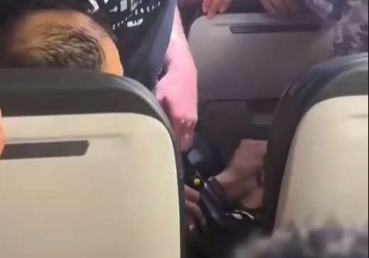 Passageiros imobilizam homem que tentou abrir porta de emergência de avião em pleno voo