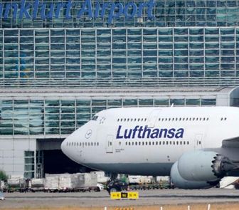 Imagem - Trem de pouso do Boeing Lufthansa desaba em aeroporto e deixa funcionários feridos na Alemanha