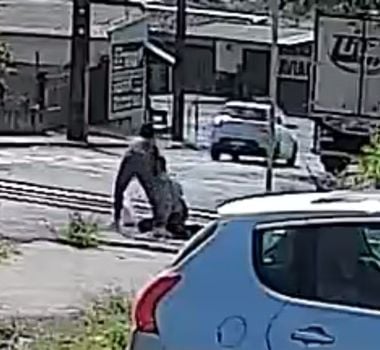 Imagem - Motorista salva idoso segundos antes da passagem de trem no Paraná