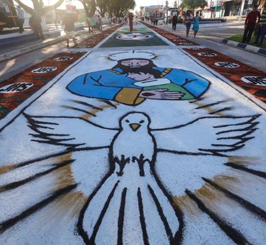 Imagem - População vira a madrugada montando os tradicionais tapetes de Corpus Christi em Capanema
