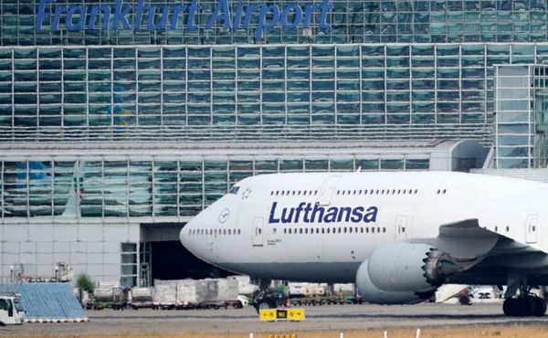 Trem de pouso do Boeing Lufthansa desaba em aeroporto e deixa funcionários feridos na Alemanha