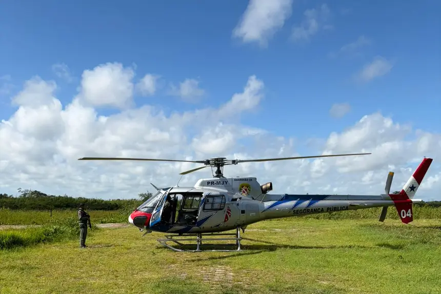 (Durante a operação, equipes do 8º Batalhão da Polícia Militar localizaram os 48 tambores contendo substâncias químicas utilizadas no processamento de pasta base de cocaína.)