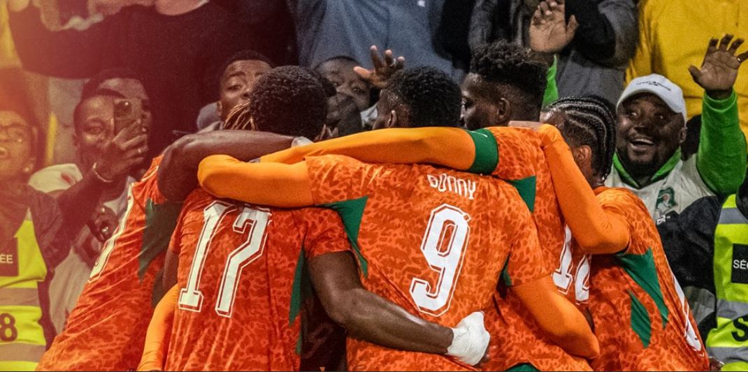 Jogadores da Costa do Marfim comemoram vitória sobre a França