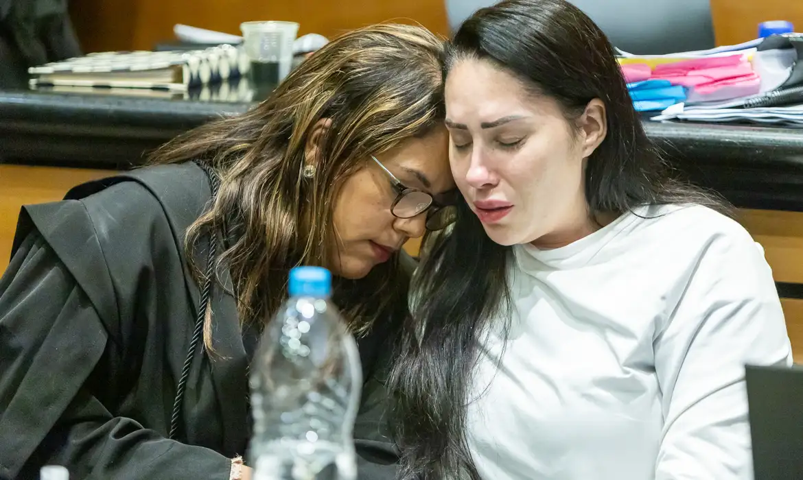 (Monique teve o crime desclassificado de homicídio doloso (com intenção de matar) para homicídio culposo (quando não há intenção de matar) e recebeu o perdão judicial.)