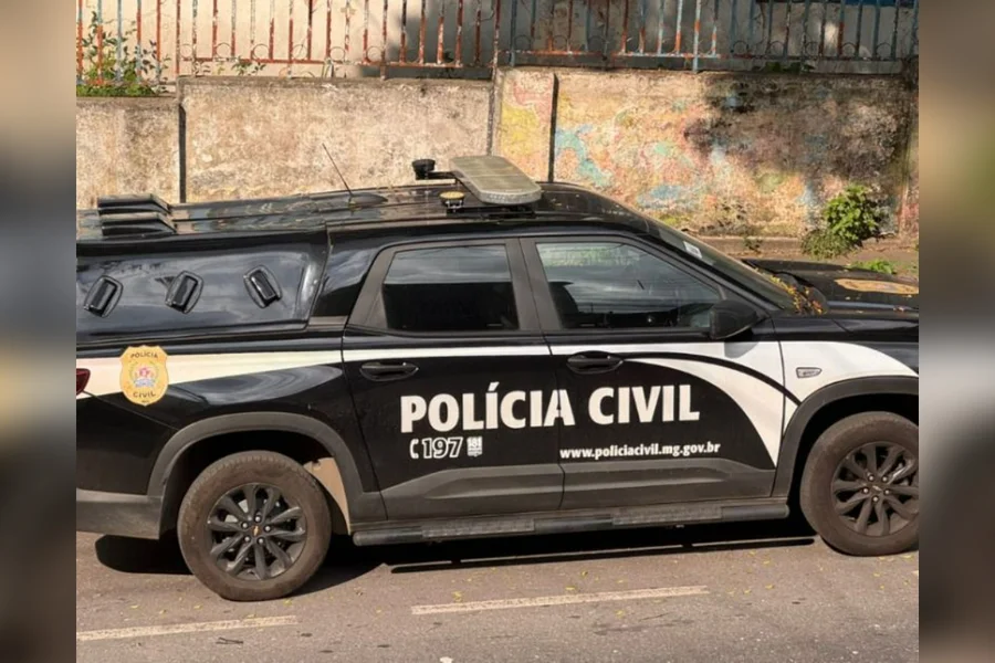 Polícia identificou sinais de violência anteriores; mãe também foi presa por suspeita de omissão