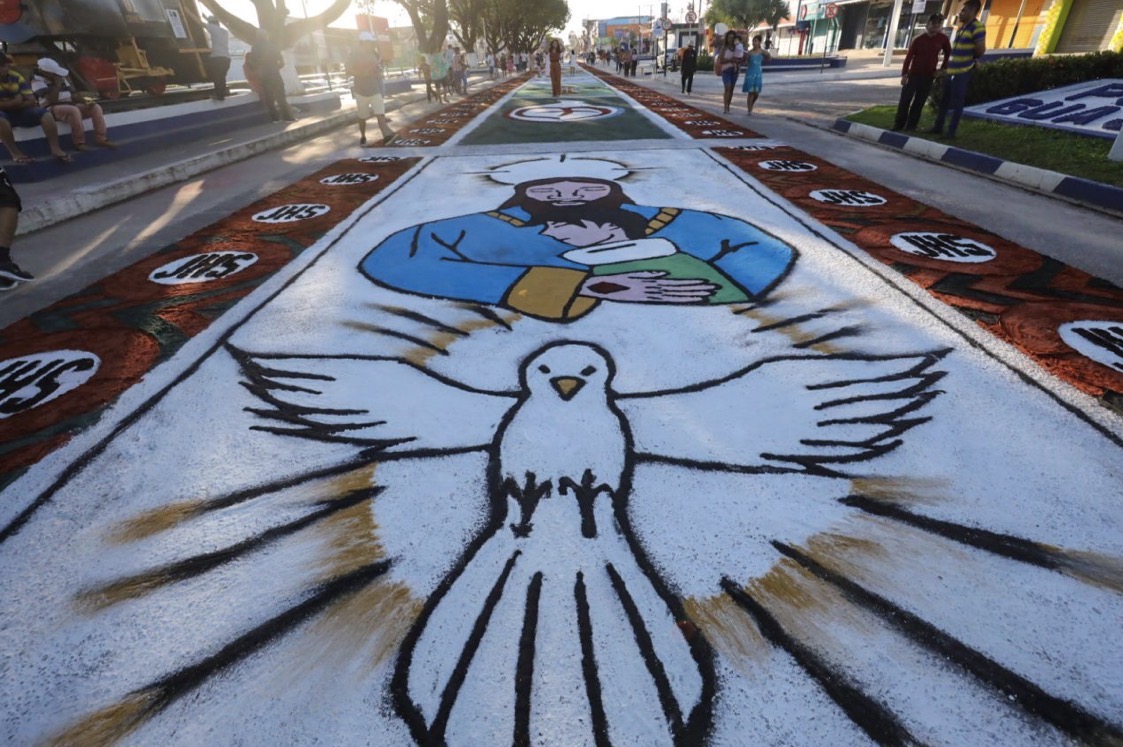 População vira a madrugada montando os tradicionais tapetes de Corpus Christi em Capanema