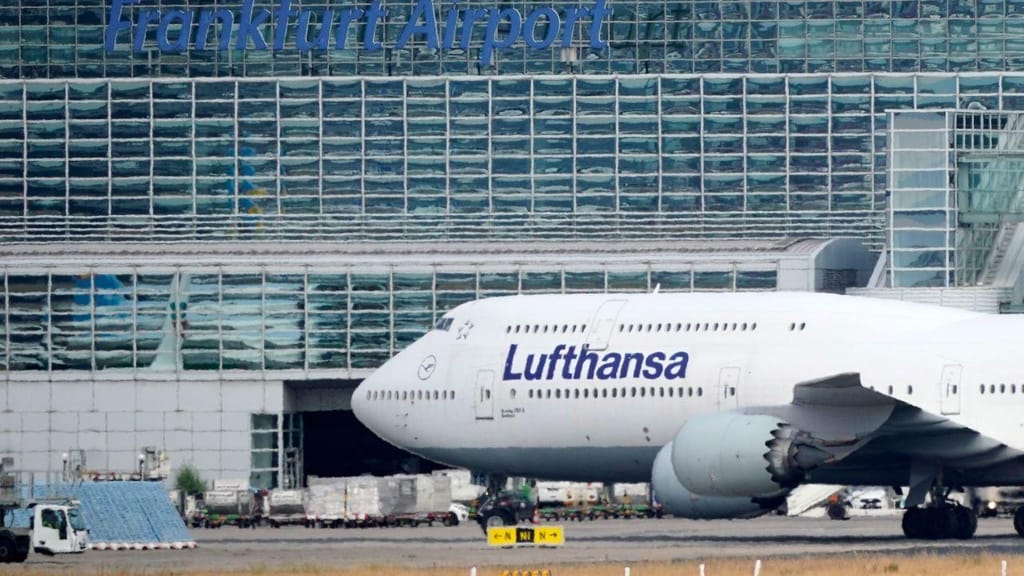 Trem de pouso do Boeing Lufthansa desaba em aeroporto e deixa funcionários feridos na Alemanha

