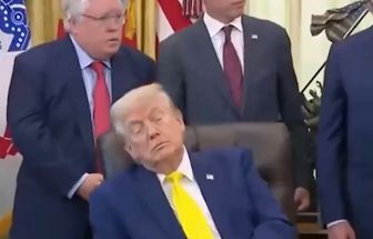 Donald Trump cochila durante anúncio oficial na Casa Branca e momento viraliza; assista
