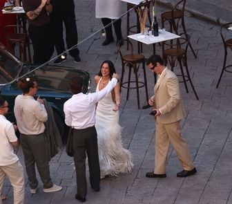 Imagem - Dua Lipa e Callum Turner iniciam casamento de três dias na Itália