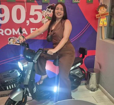 Imagem - 'Acabou o ônibus lotado', celebra ganhadora de moto elétrica sorteada pela Roma FM em parceria com Henrique Casttro
