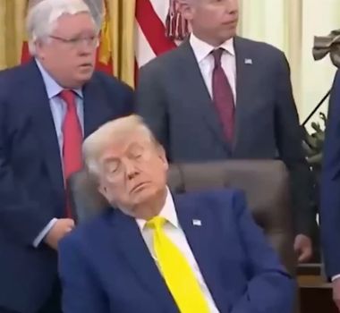 Imagem - Donald Trump cochila durante anúncio oficial na Casa Branca e momento viraliza; assista