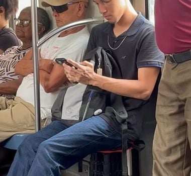 Imagem - Jovem viraliza ao usar banquinho portátil para viajar sentado em metrô lotado