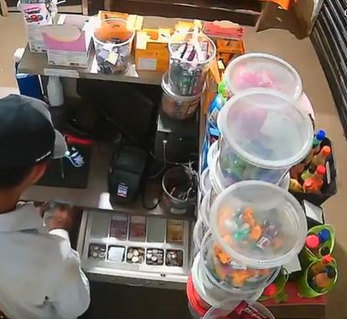 Imagem - Vídeo: homem invade estabelecimento e 'limpa' o caixa no município de Tucumã