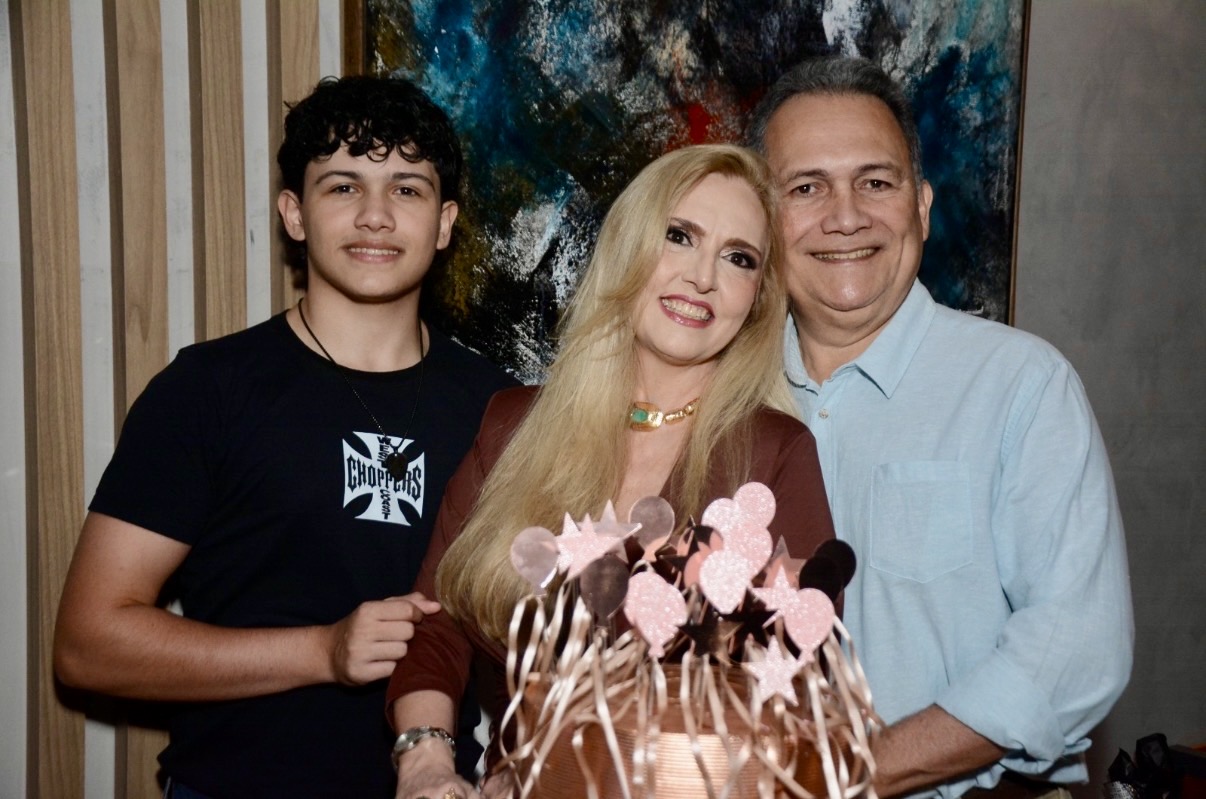 A aniversariante, Alessandra Bastiani, com o filho Bernardo e o marido José Luiz Araújo 