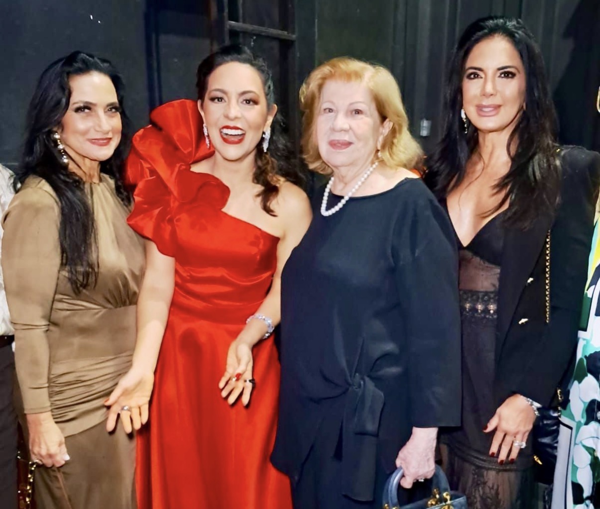 A cantora lírica, Carmen Monarcha, rodeada por Gilvana Gonçalves, Célia Cavalcante e Fadia Freire 