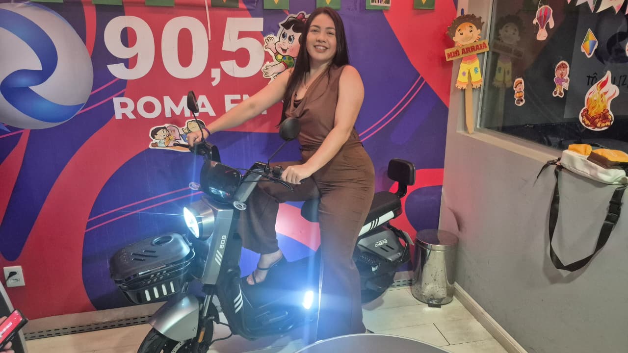 'Acabou o ônibus lotado', celebra ganhadora de moto elétrica sorteada pela Roma FM em parceria com Henrique Casttro