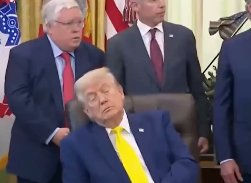 Donald Trump cochila durante anúncio oficial na Casa Branca e momento viraliza; assista