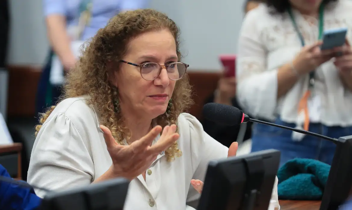 (Formado pelos deputados federais Pedro Uczai (PT/SC), Jandira Feghalli (PcdoB/RJ), Pedro Campos (PSB/PE) e André Janones (REDE/MG), o grupo governista representa 114 deputados de suas bancadas.)