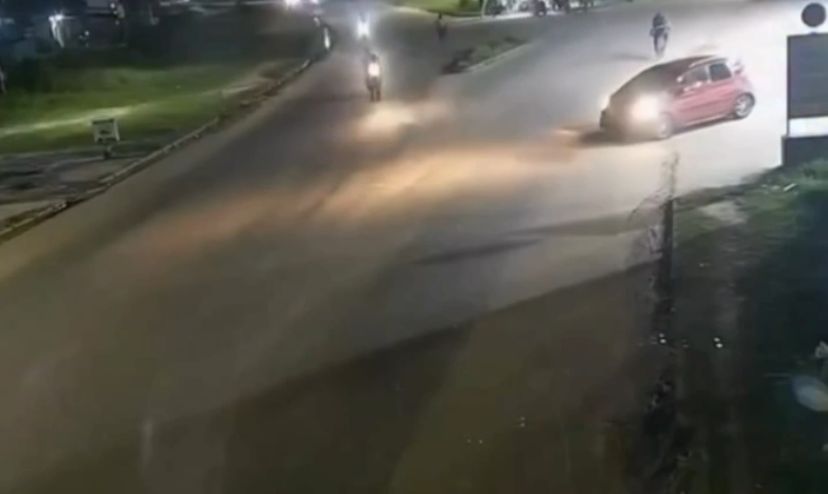 Imagens de câmeras de segurança mostram a mulher chegando ao local em uma motocicleta e parando ao lado do carro do homem
