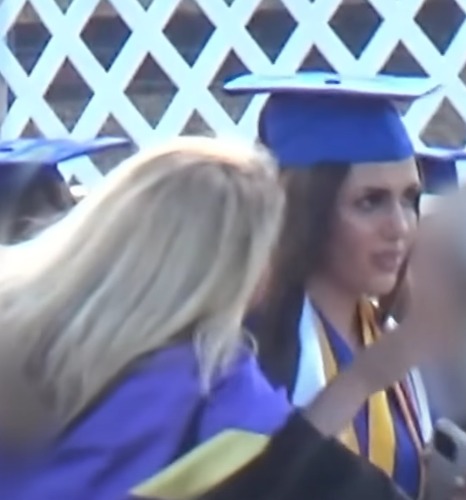 (Leen Hijaz, de 17 anos, relatou que seu discurso na cerimônia de formatura do ensino médio foi interrompido depois que ela começou a mencionar as pessoas que enfrentam sofrimento em diferentes países do mundo.)