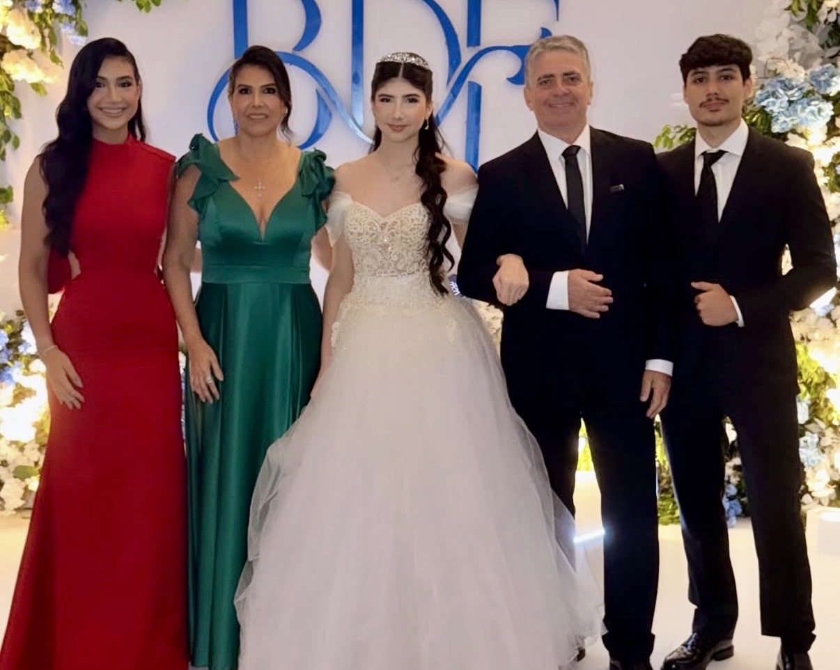 Maria Luíza Proença Brandão foi uma das debutantes do Baile das Flores da AP. Na foto, a debutante com os seus pais, Mayra Proença e Márcio Brandão, e os irmãos, Marcela Proença e Lucca Proença Porto.