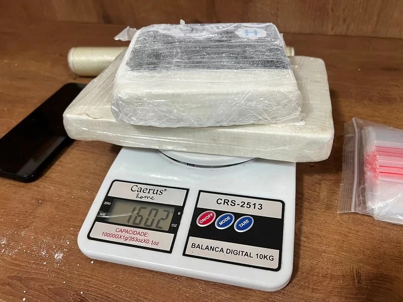 O rapaz confirmou que estava em posse de uma barra e meia de cocaína.