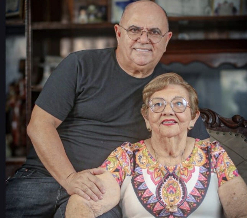 Quem aniversariou nessa terça-feira feira foi Roselis Moreira, da sociedade de Capanema. Na foto, a aniversariante com o filho, Claudionor Moreira, prefeito daquele município. 
