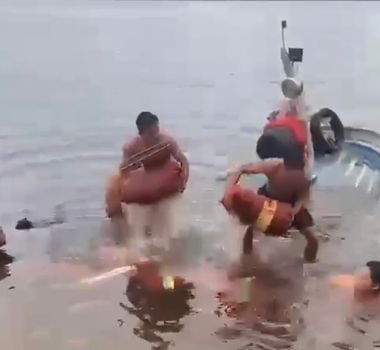 Imagem - Barco naufraga e afunda com carga de 600 sacos de açaí no Marajó