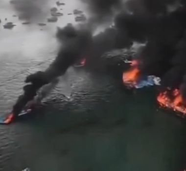 Imagem - Incêndio atinge pelo menos 15 barcos pesqueiros no porto de Manta, no Equador