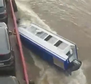 Imagem - Vídeo: lancha fretada bate em balsa e afunda no Rio Amazonas na manhã deste sábado