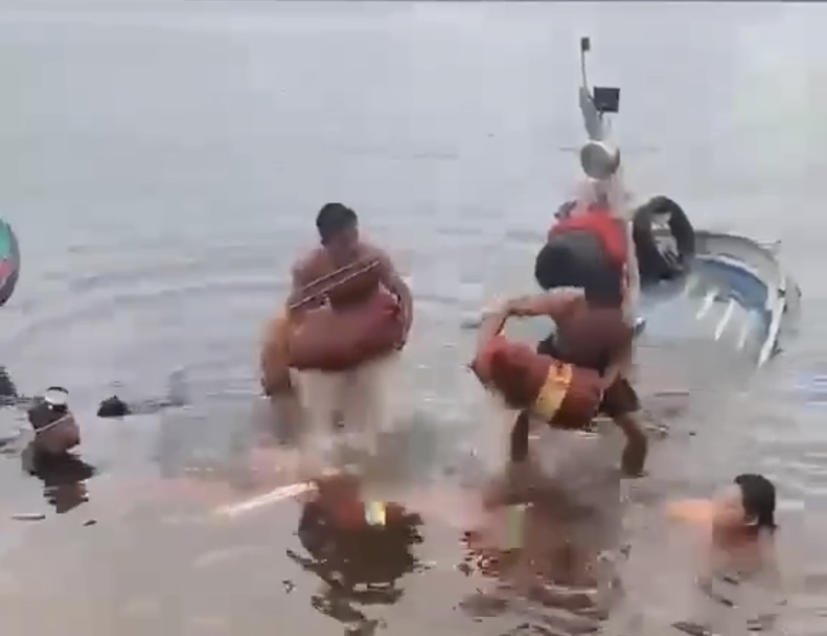 Barco naufraga e afunda com carga de 600 sacos de açaí no Marajó