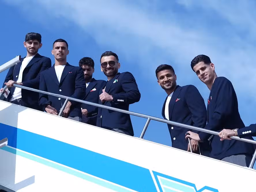 (De acordo com a imprensa esportiva iraniana, pelo menos oito membros da delegação seguem sem autorização de entrada.)